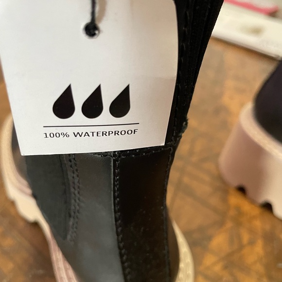 Dolce Vita waterproof boots with lug sole, NWT, size 8 - Picture 4 of 4